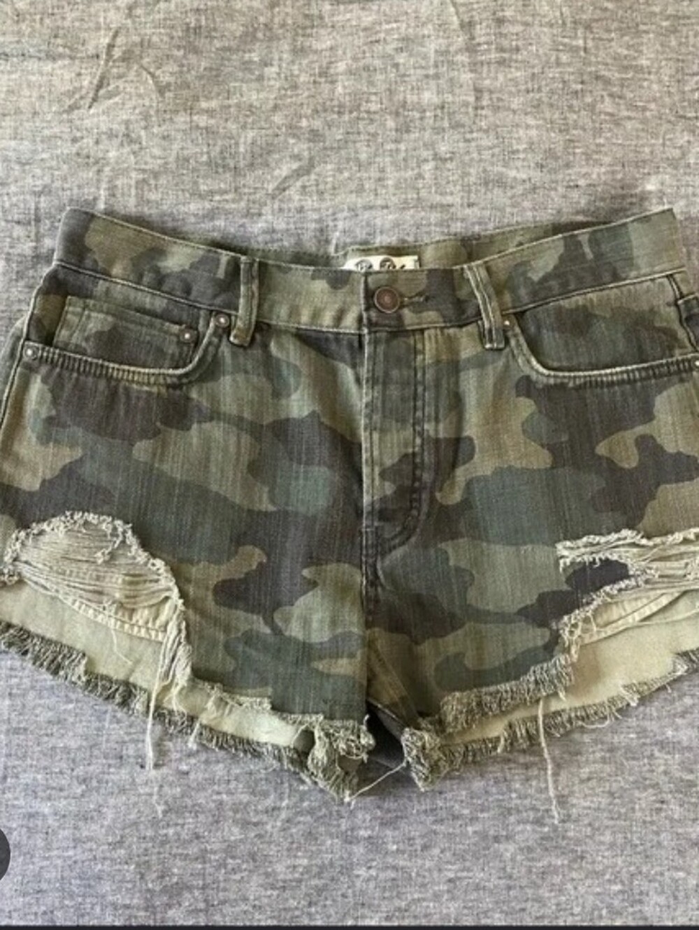 370-We The Free Olive Camo Frayed Denim‎ Shorts